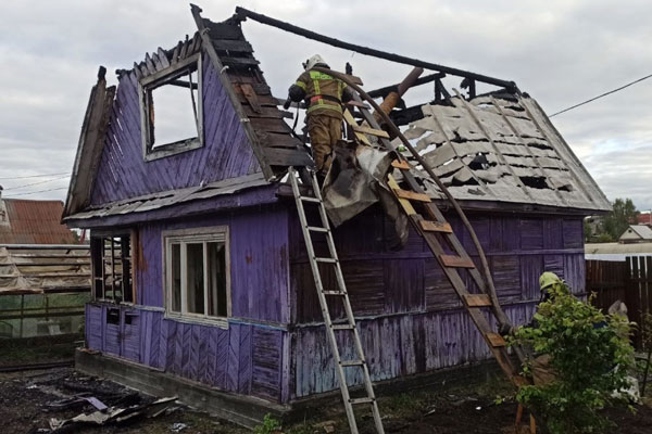 Субботним вечером под Первоуральском сгорел садовый дом