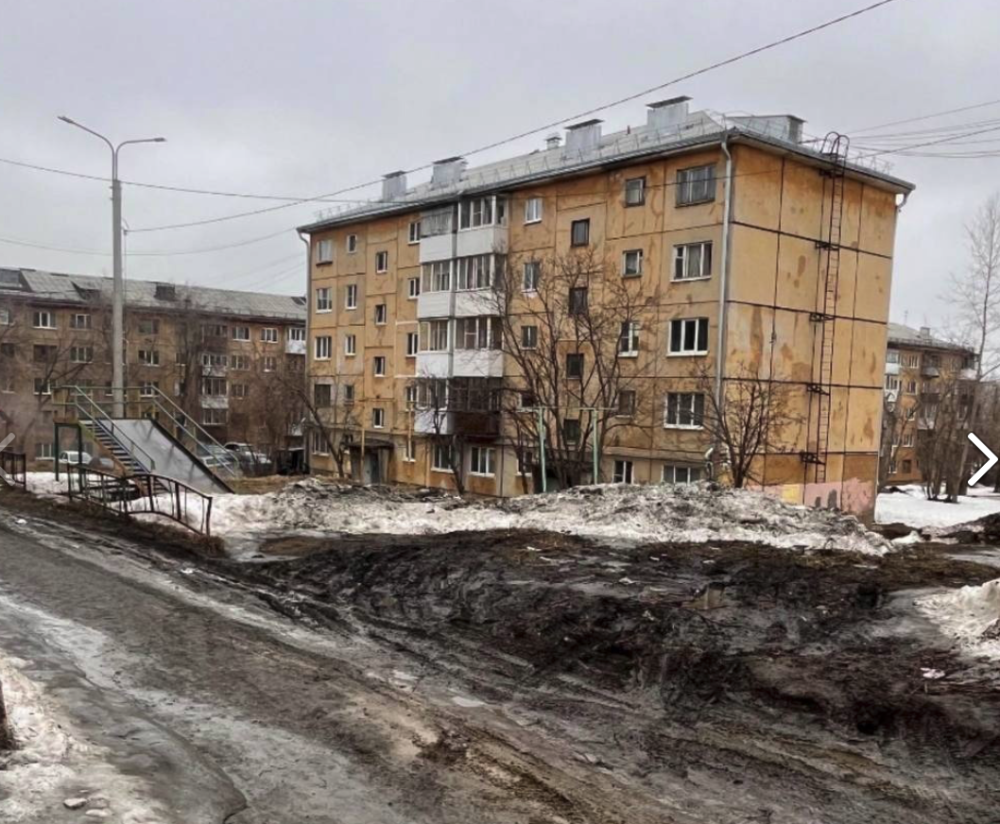 Испорченная территория в Первоуральске: от забора до глиняного месива на детской площадке | Первоуральские коммунальщики раскурочили техникой забор и детскую площадку