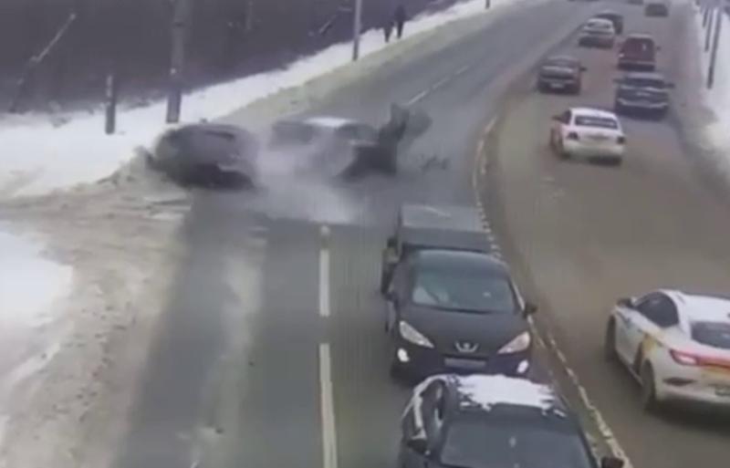 В Екатеринбурге водитель «Бентли» врезался в «Хендай» и снес фонарный столб | В Свердловской области произошло серьезное ДТП 