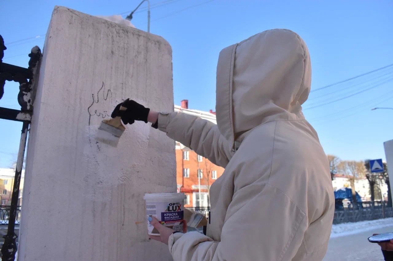 В Первоуральске студентов привлекли к закрашиванию незаконных надписей