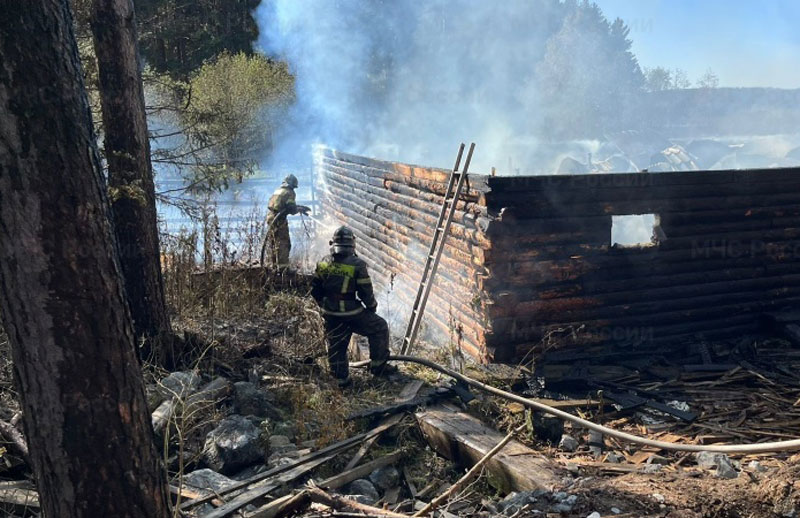 Сильный пожар на базе отдыха: пожарные боролись с огнём более пяти часов | Под Первоуральском сгорела хозяйственная постройка на базе отдыха