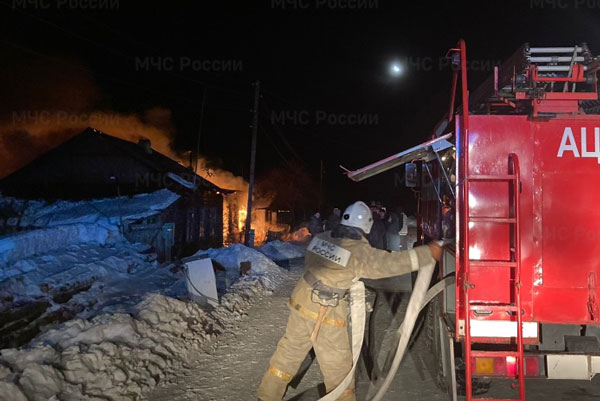 Ночью в Первоуральске сгорели садовый дом, баня и хозпостройки Ночью в Первоуральске сгорели садовый дом, баня и хозпостройки