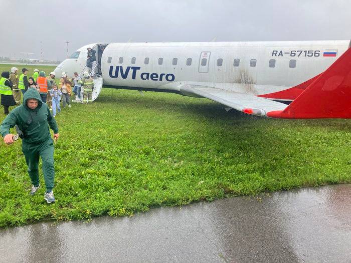 В аэропорту Екатеринбурга неудачно приземлился самолет | В аэропорту Кольцово у самолета не раскрылись шасси при посадке В аэропорту Екатеринбурга неудачно приземлился самолет | В аэропорту Кольцово у самолета не раскрылись шасси при посадке