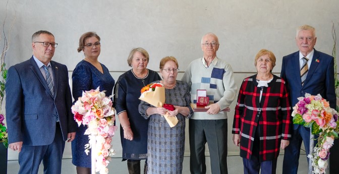 В Первоуральске наградили пар со семейным стажем более 50 лет | Девять пар ветеранов из Первоуральска наградили знаком «Совет да любовь» В Первоуральске наградили пар со семейным стажем более 50 лет | Девять пар ветеранов из Первоуральска наградили знаком «Совет да любовь»