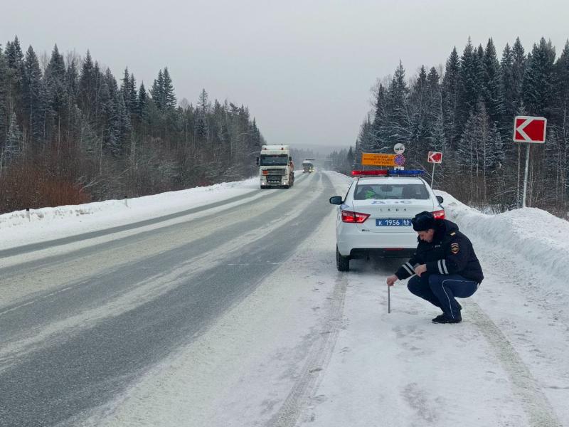 Первоуральцев предупредили об опасности на дорогах после снегопада | Свердловчан предупредили о опасности на Пермском тракте после снегопада Первоуральцев предупредили об опасности на дорогах после снегопада | Свердловчан предупредили о опасности на Пермском тракте после снегопада