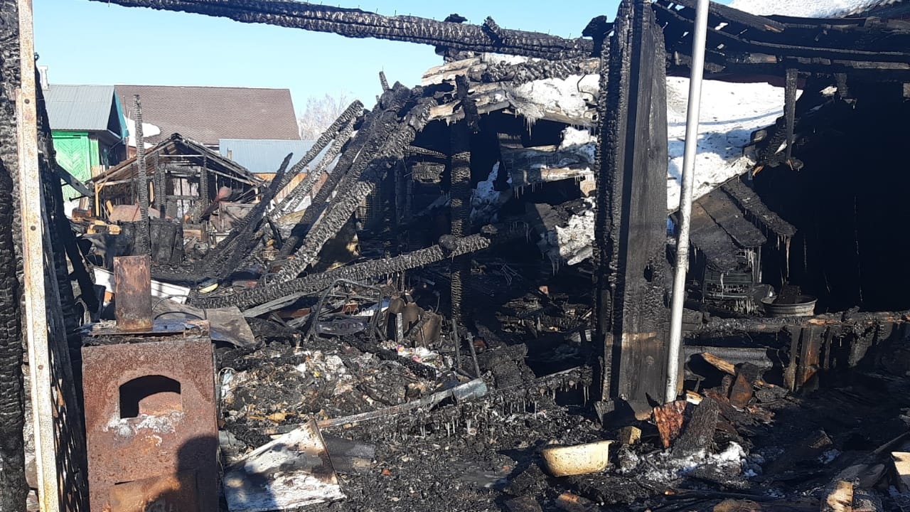 В Первоуральске многодетная семья лишилась жилья из-за пожара