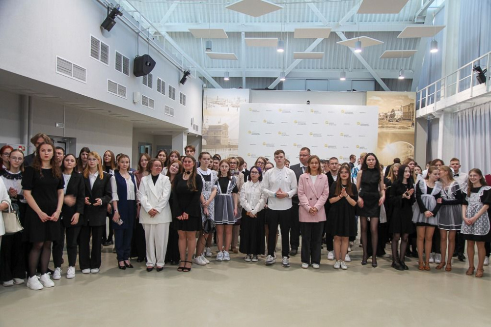 В Первоуральске прошел общегородской последний звонок для выпускников 11 классов | В Первоуральске прошел общегородской последний звонок для выпускников 11 классов В Первоуральске прошел общегородской последний звонок для выпускников 11 классов | В Первоуральске прошел общегородской последний звонок для выпускников 11 классов