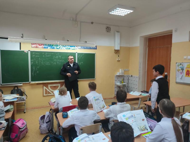 Полицейские Первоуральска рассказывают школьникам об опасности экстремизма | В Первоуральске проходит акция «Нет ненависти и вражде»