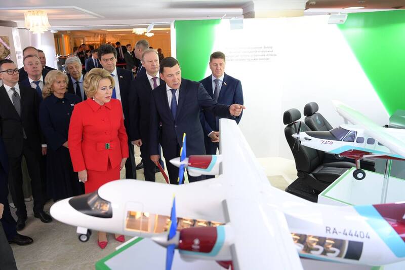 Свердловский губернатор показал Матвиенко достижения уральцев | Евгений Куйвашев рассказал Валентине Матвиенко о достижениях свердловчан