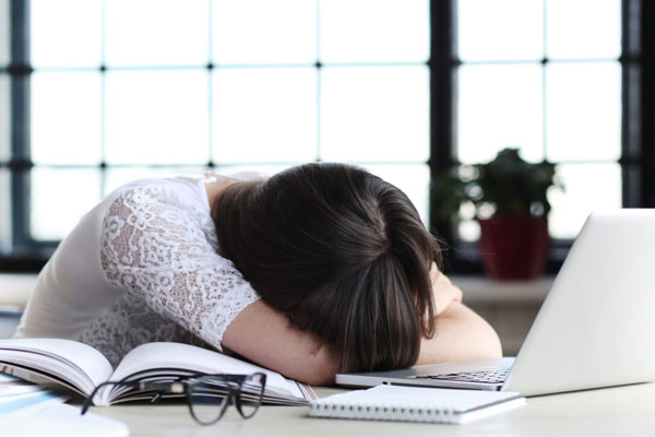 Врач предупредил, что некоторые бытовые привычки могут привести к серьезным проблемам со здоровьем | Врач Кутушов: привычка рано вставать может повысить риск развития многих болезней