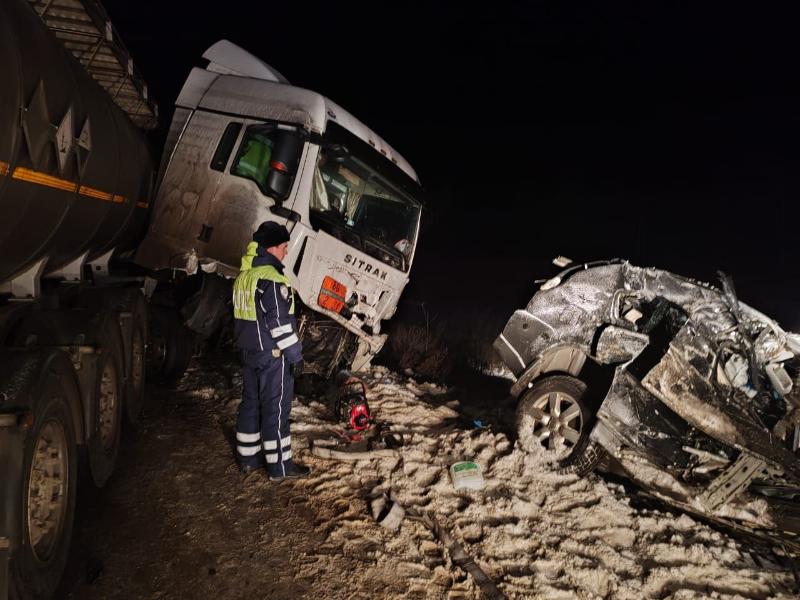 ДТП с двумя погибшими: в Артинском районе бензовоз наехал на легковушку | В Свердловской области бензовоз столкнулся с Nissan ДТП с двумя погибшими: в Артинском районе бензовоз наехал на легковушку | В Свердловской области бензовоз столкнулся с Nissan