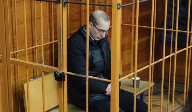 Свердловский суд арестовал патологоанатома, который изнасиловал 12-летнюю девочку | Кришнаита-патологоанатома, который изнасиловал 12-летнюю девочку, отправили под стражу