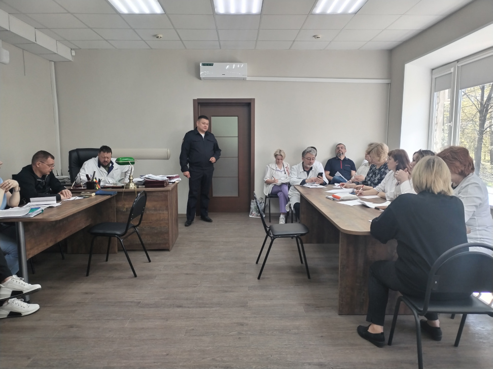 Первоуральске полицейские провел профилактическую беседу о дистанционном мошенничестве с медперсоналом городской больницы | Первоуральске полицейские провел профилактическую беседу о дистанционном мошенничестве Первоуральске полицейские провел профилактическую беседу о дистанционном мошенничестве с медперсоналом городской больницы | Первоуральске полицейские провел профилактическую беседу о дистанционном мошенничестве