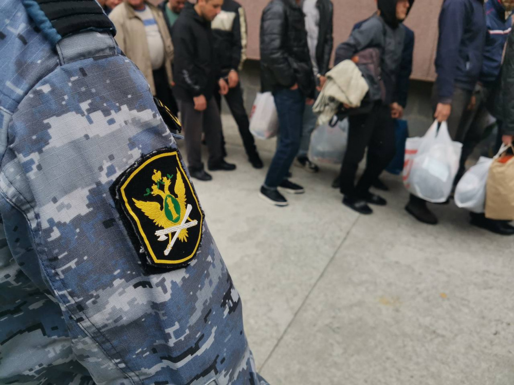 Более полутора тысяч мигрантов выдворили из Свердловской области | Более полутора тысяч нелегалов отправили на родину из Свердловской области Более полутора тысяч мигрантов выдворили из Свердловской области | Более полутора тысяч нелегалов отправили на родину из Свердловской области