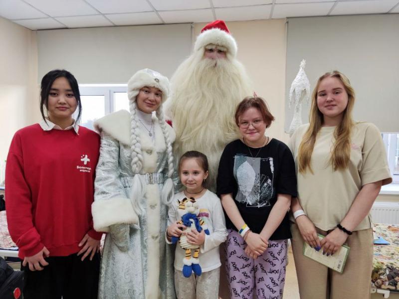 Первоуральских воспитанников реабилитационного центра для несовершеннолетних поздравили с Новым годом  | В Свердловской области активисты поздравили пациентов больниц с Новым годом