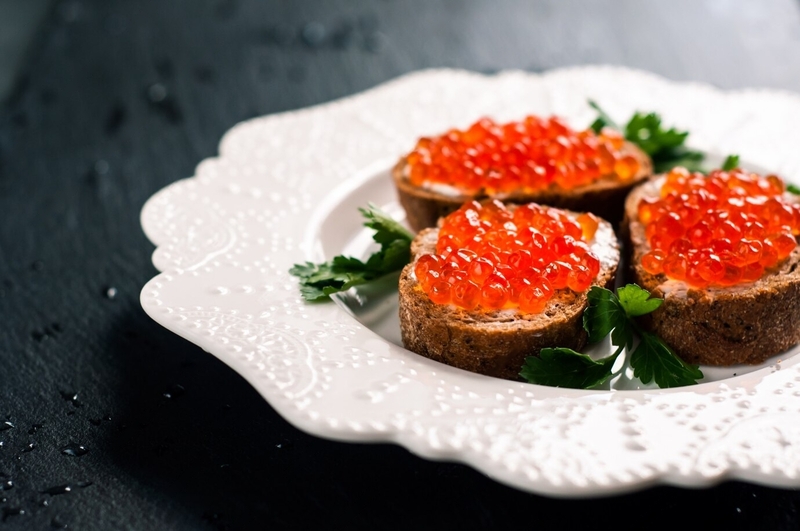 Сколько есть икры в Новый год: врач назвала безопасную суточную норму | Эндокринолог рассказала, сколько можно съесть икры в день