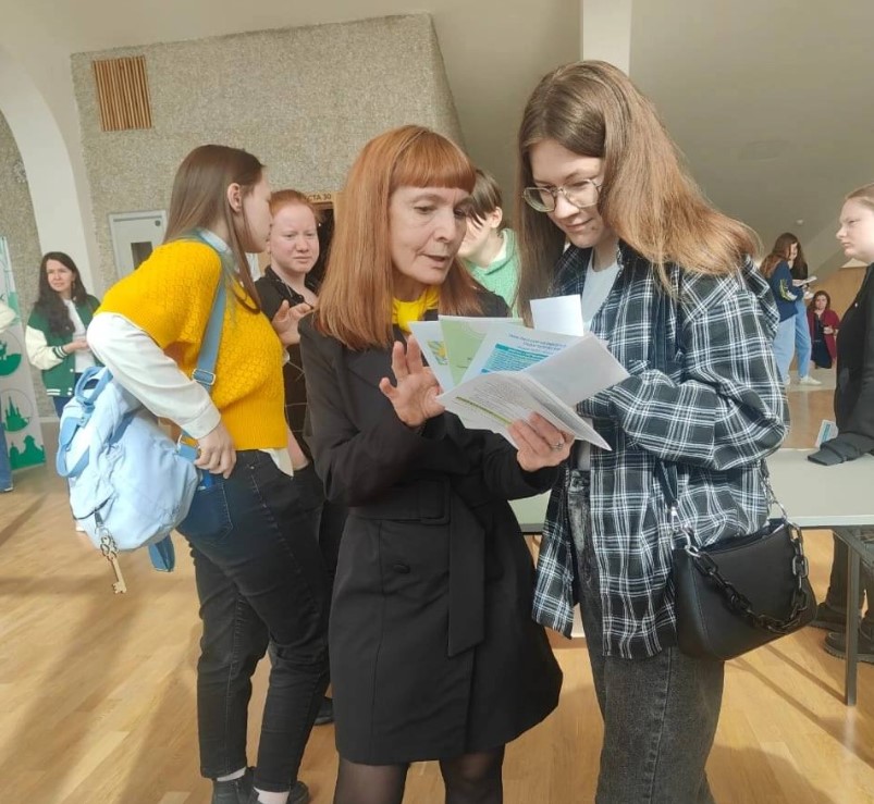 Первоуральск представил вакансии для молодых педагогов на ярмарке в Екатеринбурге | Первоуральцы присоединились к ярмарке вакансий в Екатеринбурге