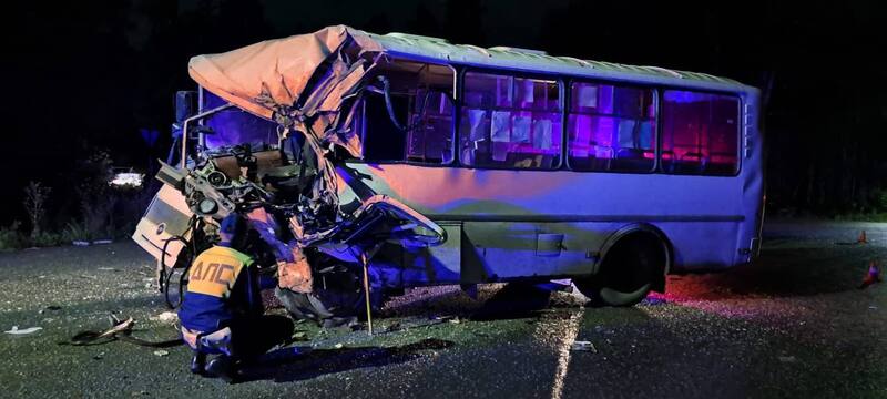 В Первоуральске грузовик столкнулся с пассажирским автобусом | На Урале тягач врезался в автобус