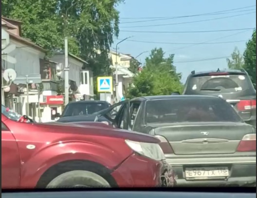 В центре Первоуральска автомобилю помяло бок 