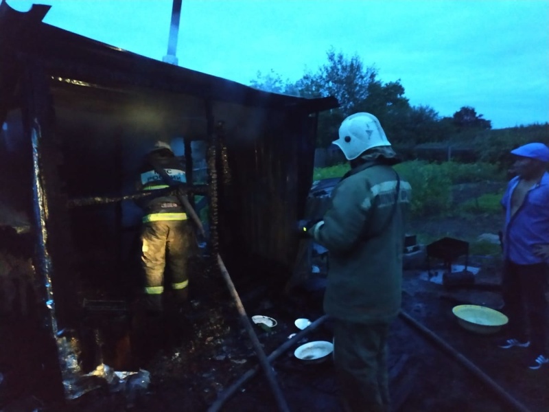 В поселке под Первоуральском сгорел частный жилой дом и легковушка
