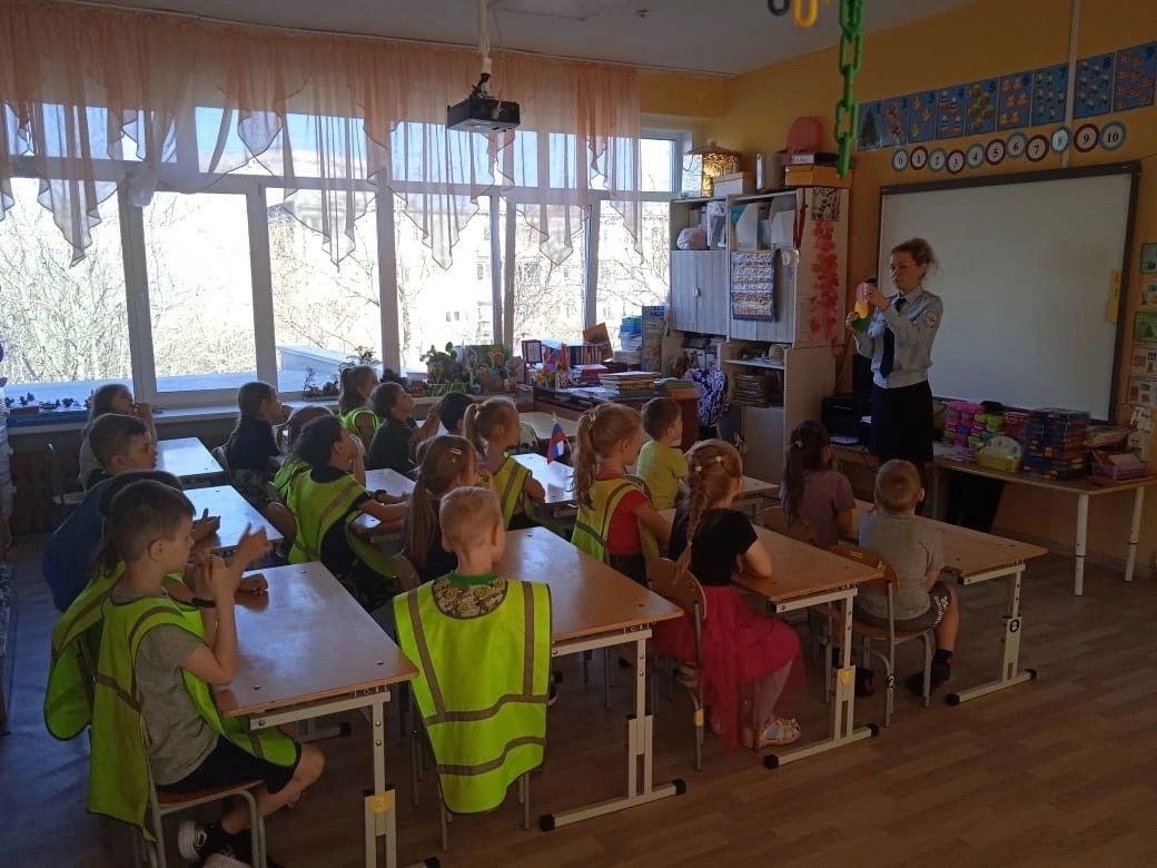 Профилактика безопасности: интерактивное мероприятие в детском саду №21 | Сотрудники ОГИБДД «Первоуральский» посетили детский сад Профилактика безопасности: интерактивное мероприятие в детском саду №21 | Сотрудники ОГИБДД «Первоуральский» посетили детский сад