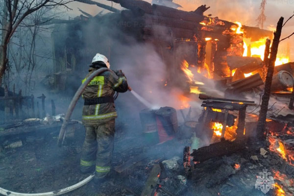 Накануне в поселке под Первоуральском в крупном пожаре сгорел дом и баня Накануне в поселке под Первоуральском в крупном пожаре сгорел дом и баня
