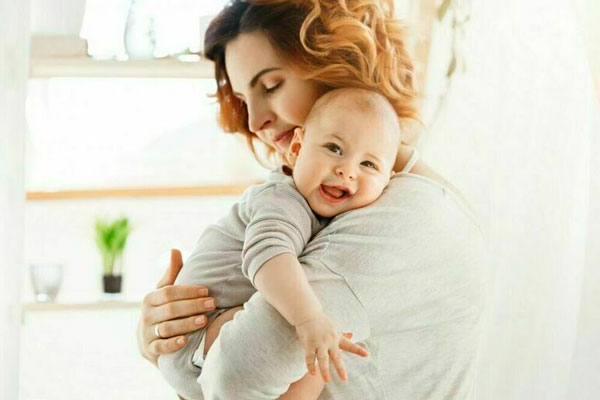 Свердловским молодым мамам начали выдавать сертификаты на 50 тысяч рублей  | На Урале молодым мамам выдали по 50 тысяч на детские вещи 