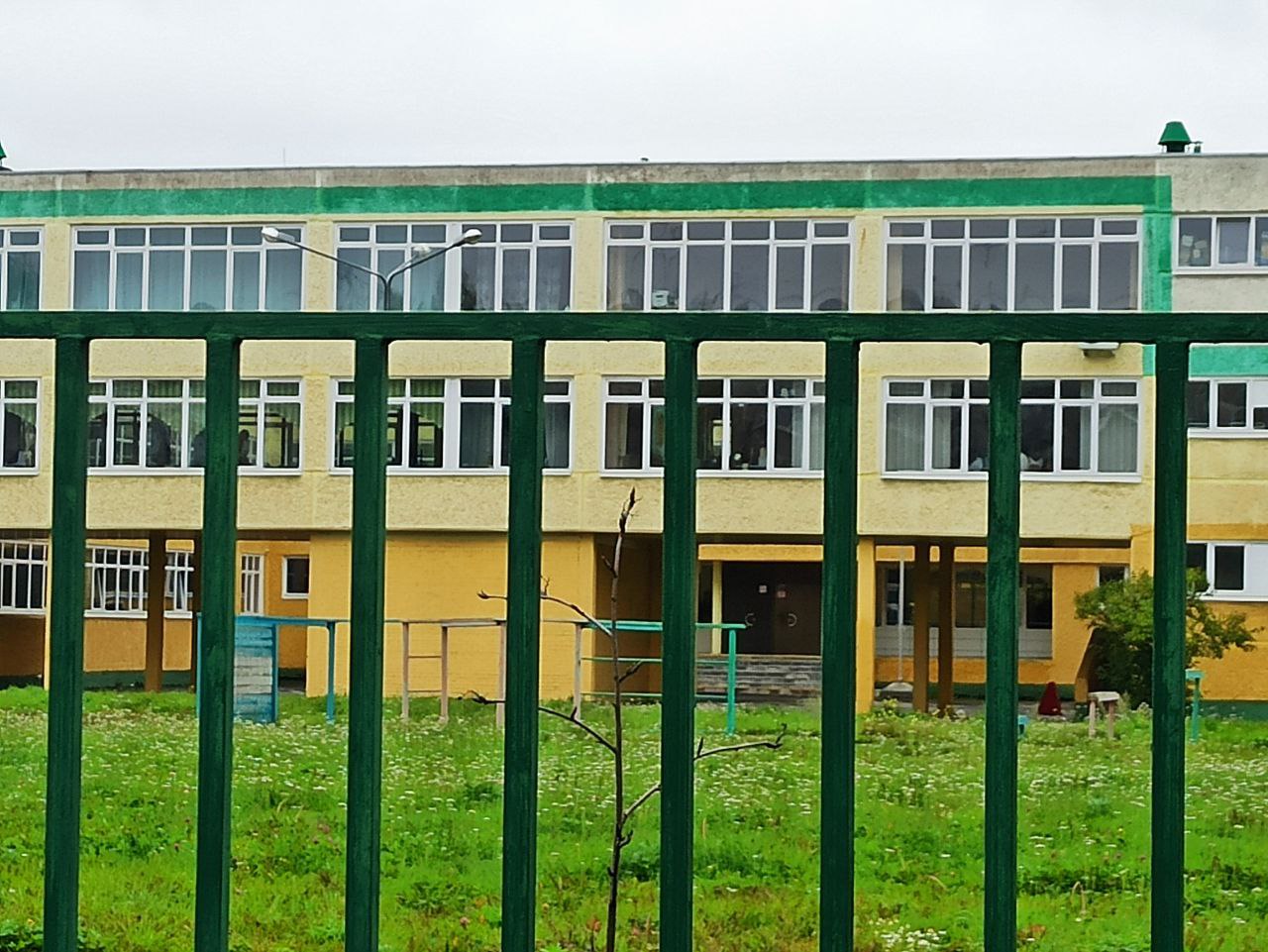 Родители школьников жалуются, что их не пускают на линейку 