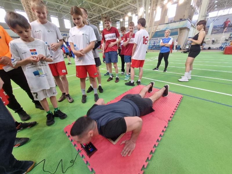 В Свердловской области воспитанники детдомов показали себя на спортивных мероприятиях в рамках «ГТО» | Воспитанники детдомов выполнили нормативы ГТО вместе с сотрудниками ГИБДД