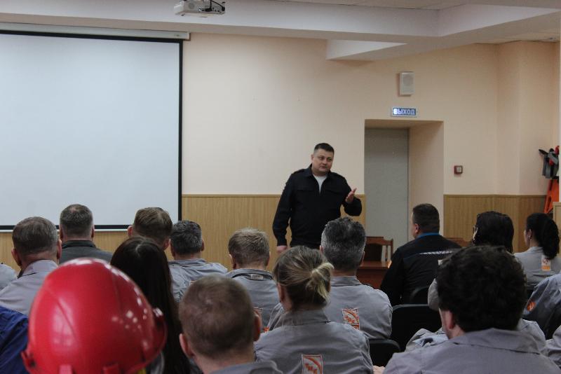 Первоуральские полицейские рассказали о главных правилах при борьбе с аферистами | Полиция Первоуральска провела рейды против мошенников