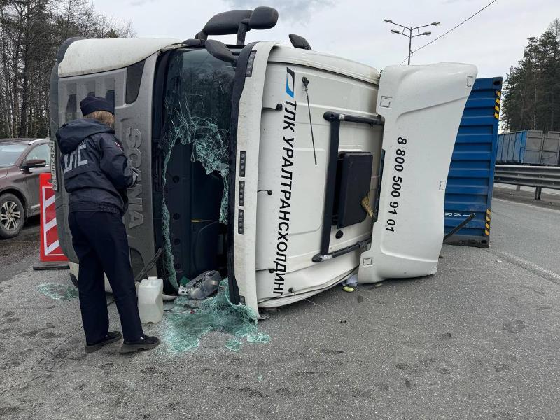 На трассе «Пермь–Екатеринбург» недалеко от Первоуральска перевернулся грузовой автомобиль   | На Пермском тракте возле Первоуральска перевернулся грузовик