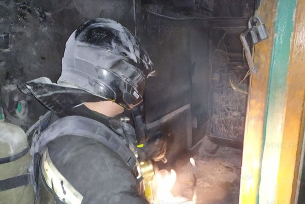 Ночью в Первоуральске в пятиэтажке горела дверь квартиры. Помощь спасателей не понадобилась Ночью в Первоуральске в пятиэтажке горела дверь квартиры. Помощь спасателей не понадобилась