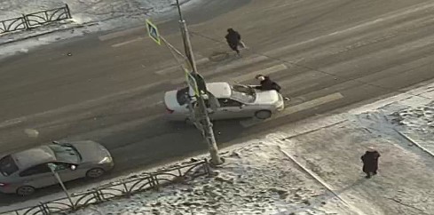 В Первоуральске водитель сбил пенсионерку на светофоре | В Первоуральске на светофоре сбили пожилую женщину