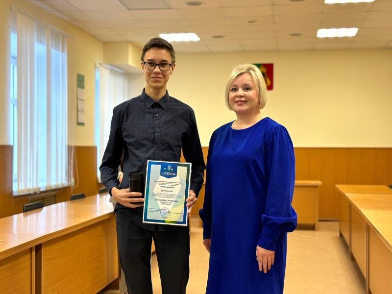 Первоуральским школьникам вручили сертификаты Всероссийской олимпиады | В Первоуральске наградили участников Всероссийской олимпиады 