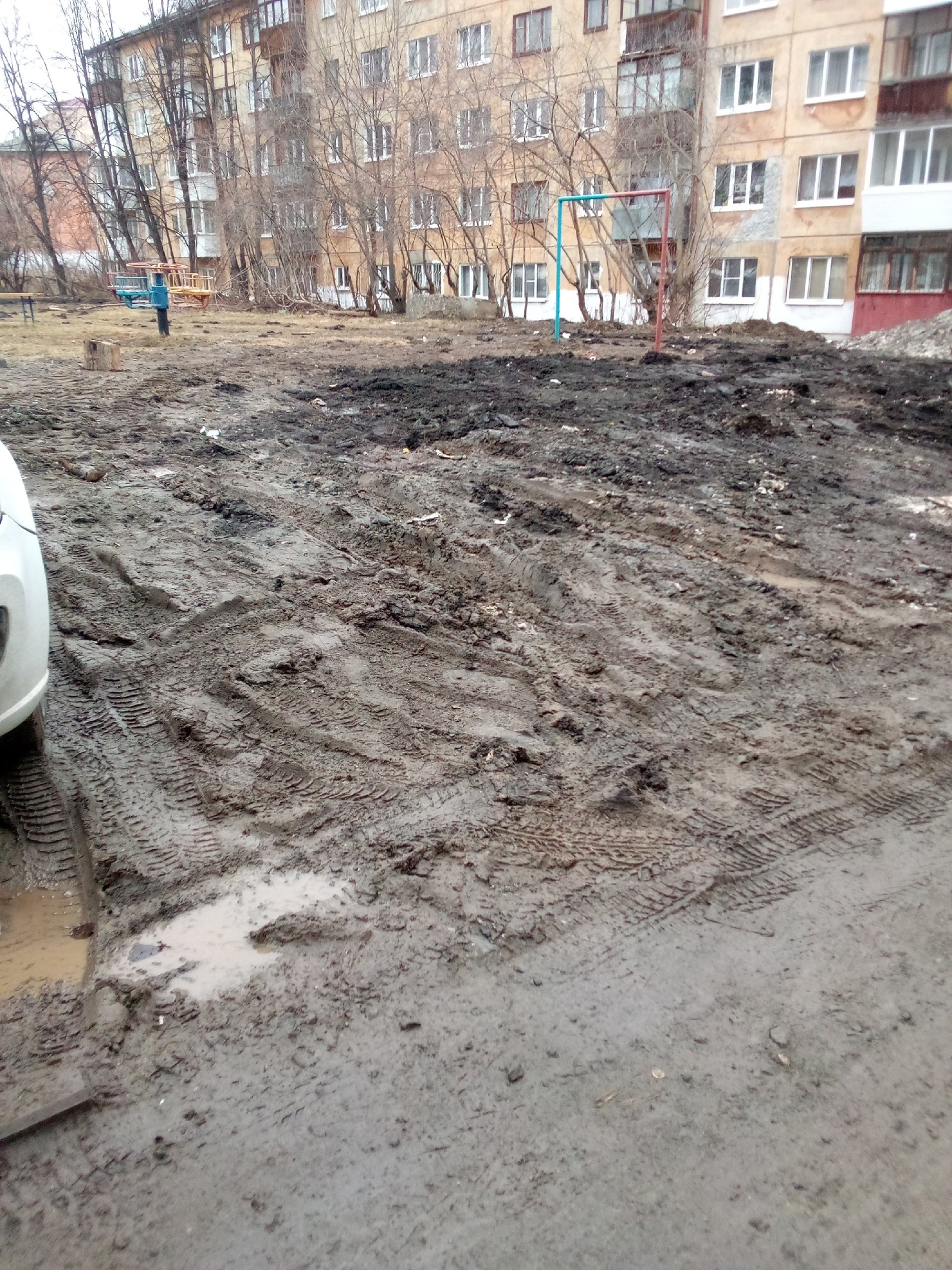 Когда и кто восстановит двор в Первоуральске | Двор после проведения раскопок остался разрушенным в Первоуральске Когда и кто восстановит двор в Первоуральске | Двор после проведения раскопок остался разрушенным в Первоуральске