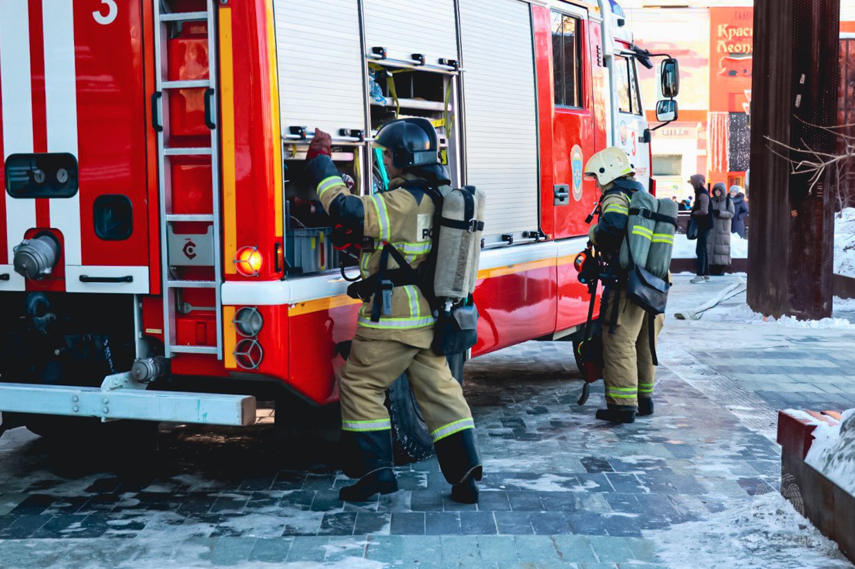 Сотрудники МЧС проверили проезды для пожарных машин в Первоуральске