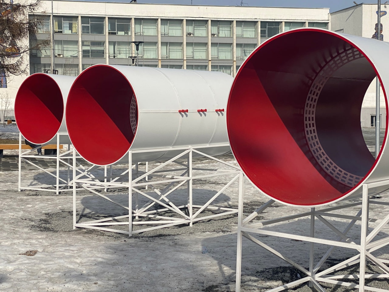 На главной площади Первоуральска повредили игровой комплекс