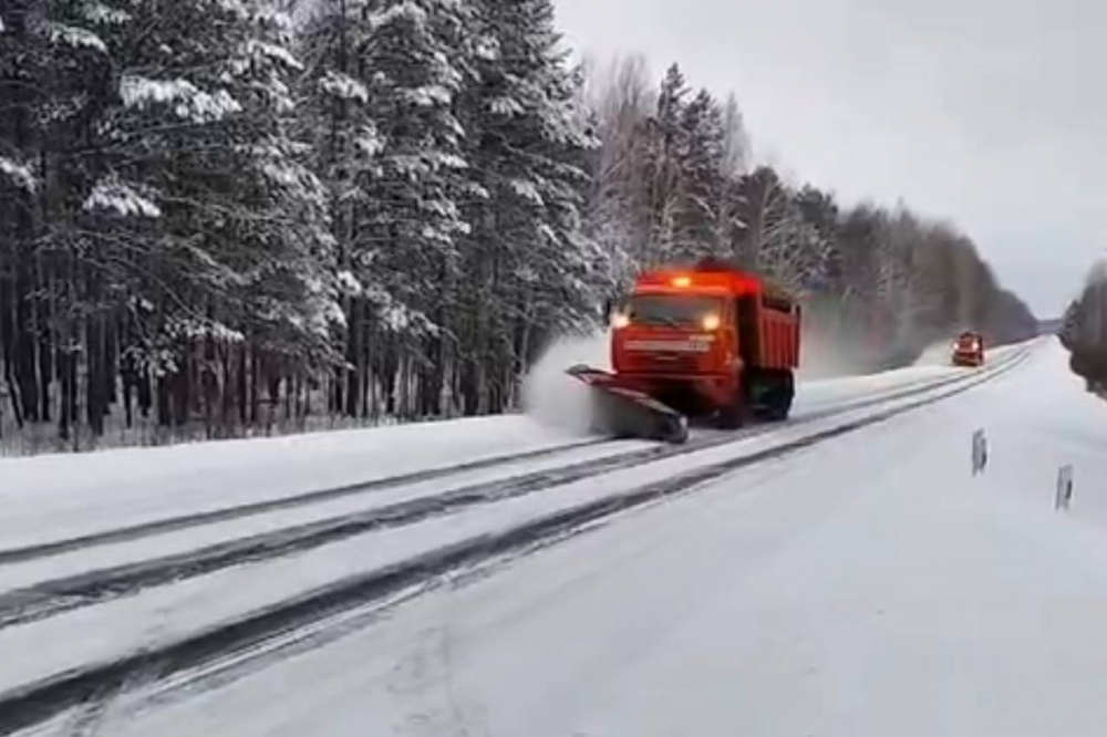 На автодороге «Первоуральск – Шаля» сложились неблагоприятные погодные условия | На Урале дополнительная техника очищает автодороги