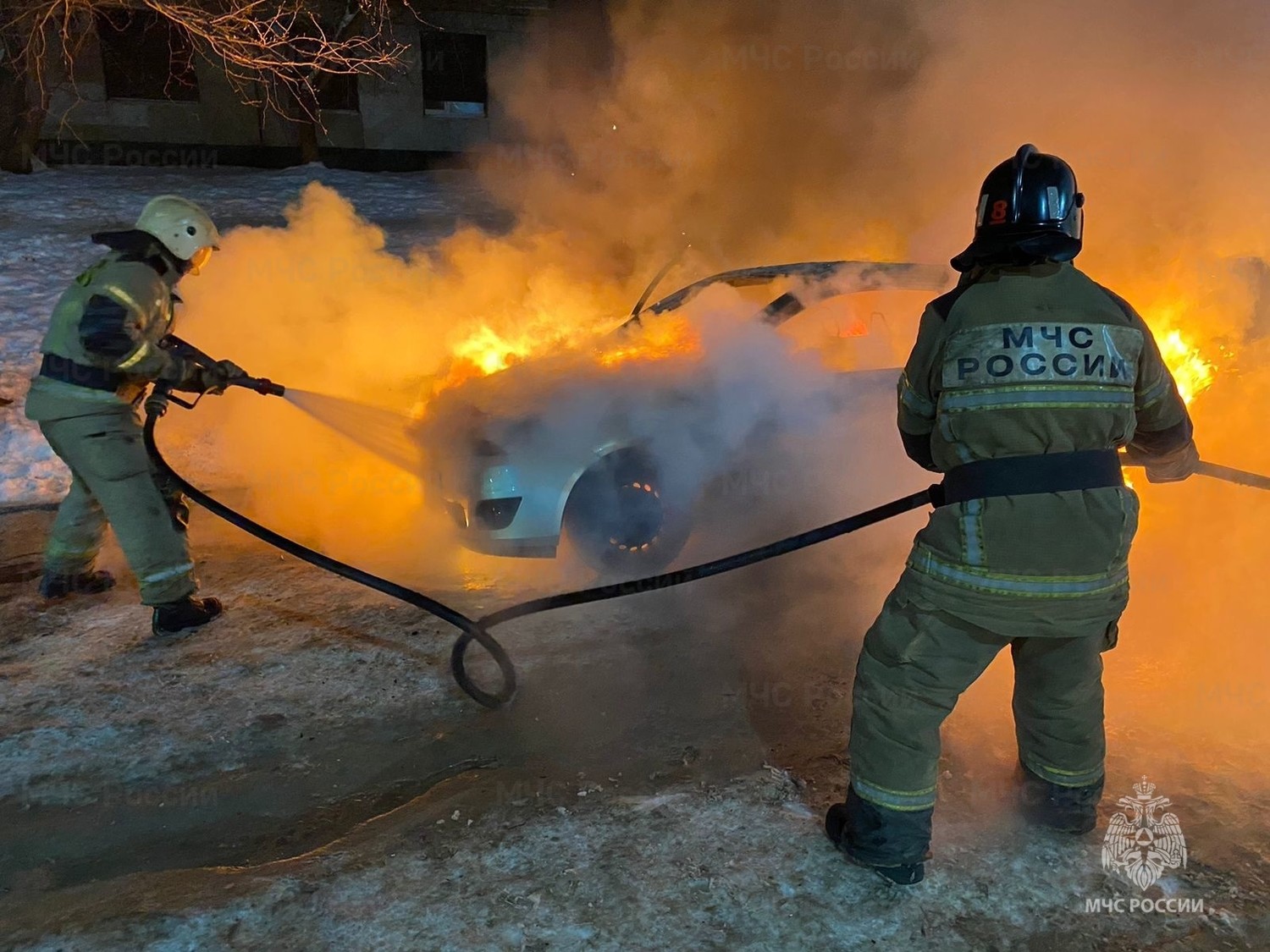 Под Первоуральском загорелся автомобиль Под Первоуральском загорелся автомобиль