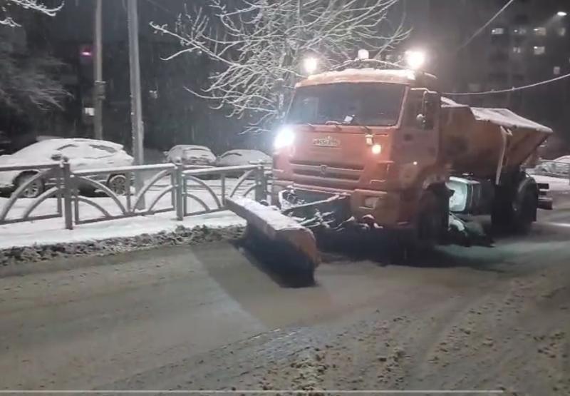 В Первоуральске ликвидировали последствия аномального апрельского снегопада | Около 200 единиц техники ликвидировали последствия снегопада на Урале