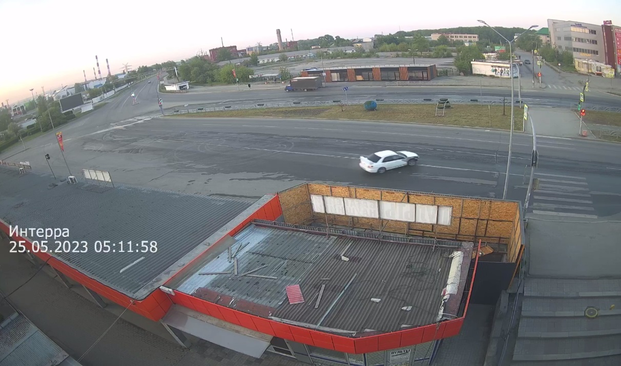 В Первоуральске автомобиль врезался в остановку