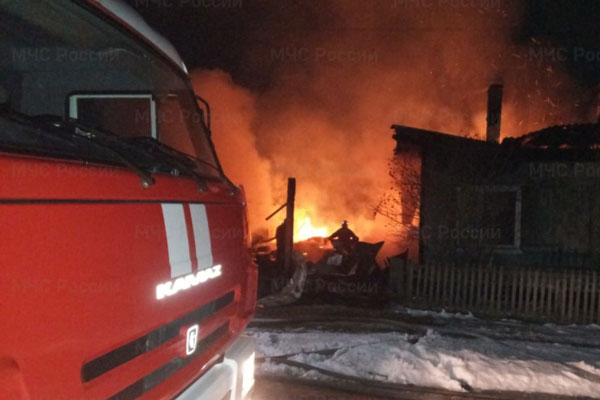 В Первоуральске в крупном пожаре сгорел частный жилой дом В Первоуральске в крупном пожаре сгорел частный жилой дом