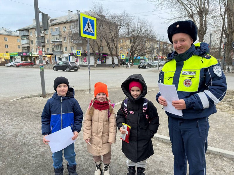 Свердловские сотрудники ДПС напомнили детям о правилах дорожного движения | Автоинспекторы Свердловской области напомнили юным пешеходам ПДД