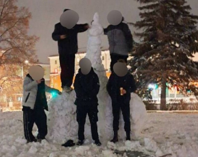 На Урале опять появились «членовики»: свердловчане стали лепить снежные фигуры | В Свердловской области власти снова борются с «членовиками»