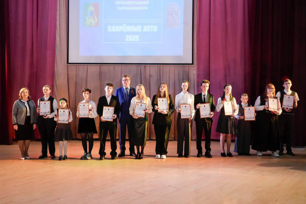 В Первоуральске более тремстам школьникам и дошколятам вручили знаки главы городского округа  | На Урале отметили успехи более трехсот школьников и дошколят 