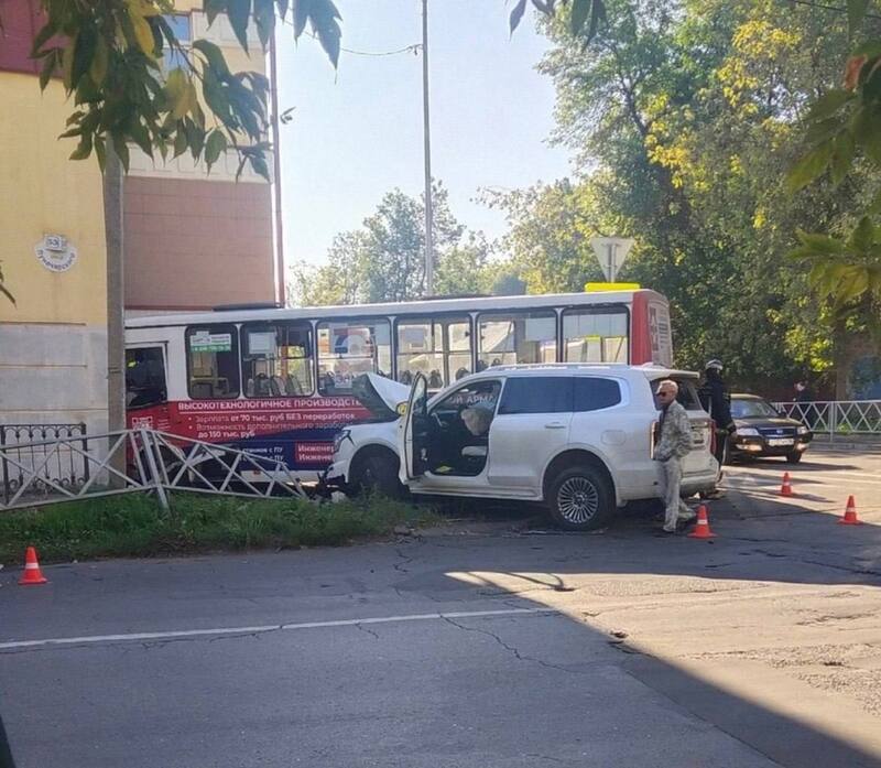 Депутат Ярославской областной думы устроила ДТП с 7 пострадавшими | Чиновница из Ярославской области врезалась на джипе в автобус