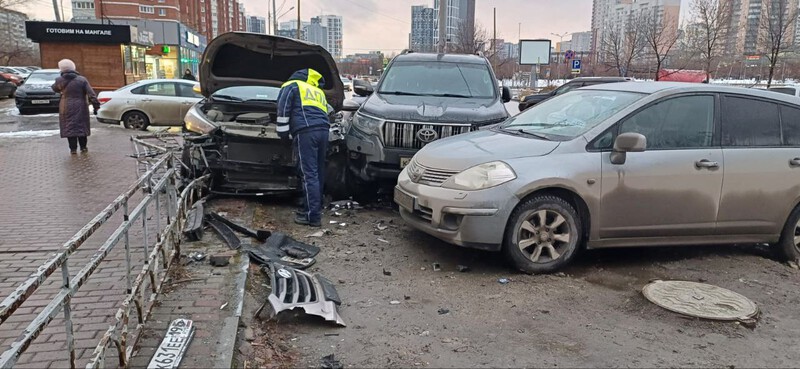 В Екатеринбурге водитель потерял сознание и спровоцировал ДТП | В Екатеринбурге произошла авария из-за того, что водителю стало плохо