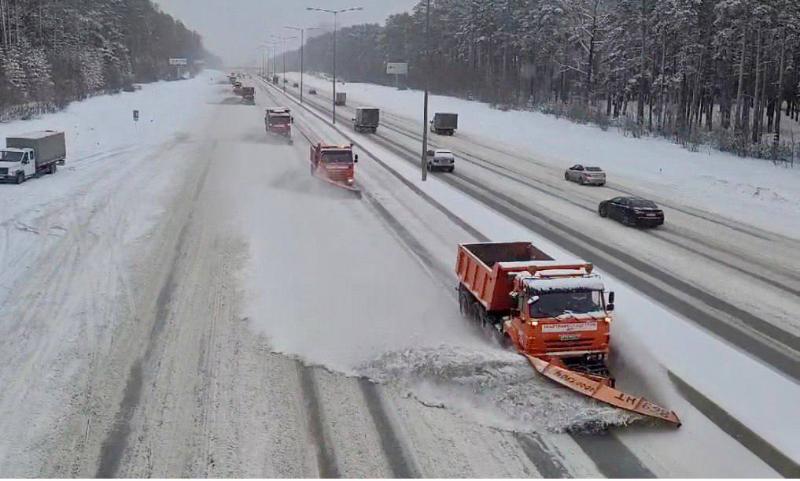 В Свердловской области для борьбы со снегом вышли более 300 единиц техники  | На Урале со снегом борются около 300 единиц техники