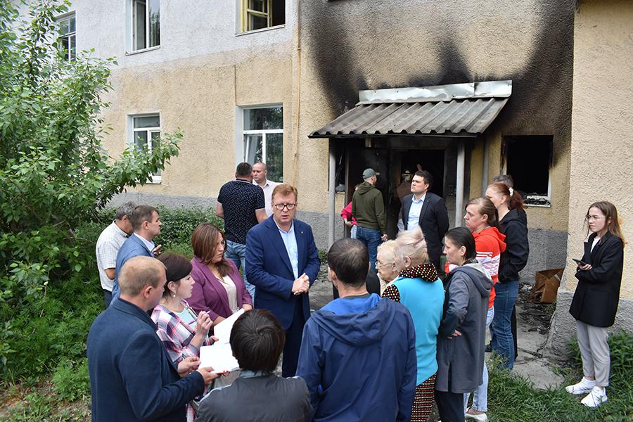 В Первоуральске восстановят пострадавший от пожара подъезд жилого дома В Первоуральске восстановят пострадавший от пожара подъезд жилого дома