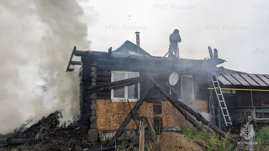 В Первоуральске огонь уничтожил баню и повредил дом